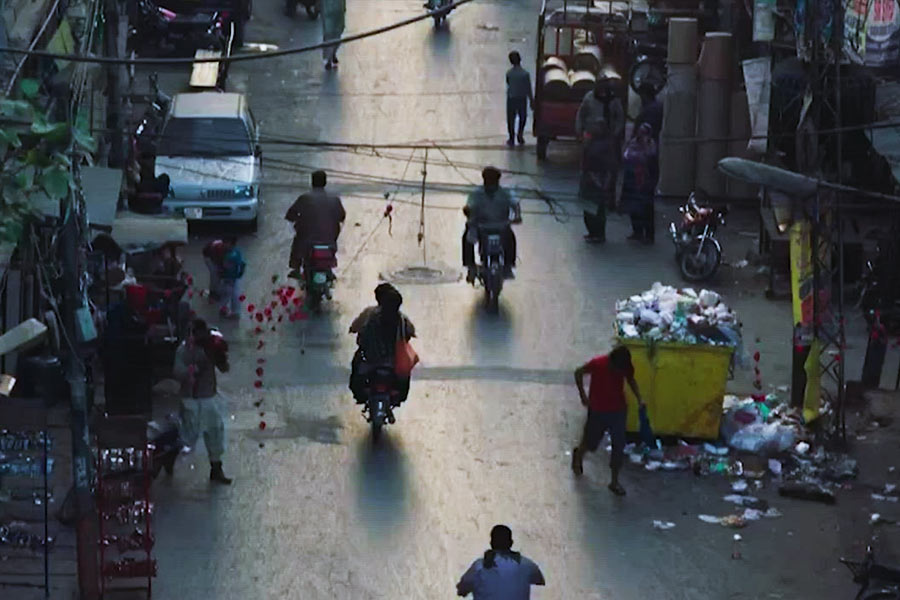 কিন্তু ছবিটি ঘিরে বিতর্ক থামছে না। ১১ নভেম্বর পাকিস্তান সরকারের তরফে বিবৃতিতে বলা হয়, ‘‘এই ছবির বিষয়বস্তু অত্যন্ত আপত্তিকর। তা আমাদের সামাজিক মূল্যবোধের পরিপন্থী। ১৯৭৯ সালের মোশন পিকচার অর্ডিন্যান্সের ৯ নম্বর ধারা অনুযায়ী শালীনতা এবং নৈতিকতার স্বাভাবিক নিয়মেরও পরিপন্থী এই ছবি।’’