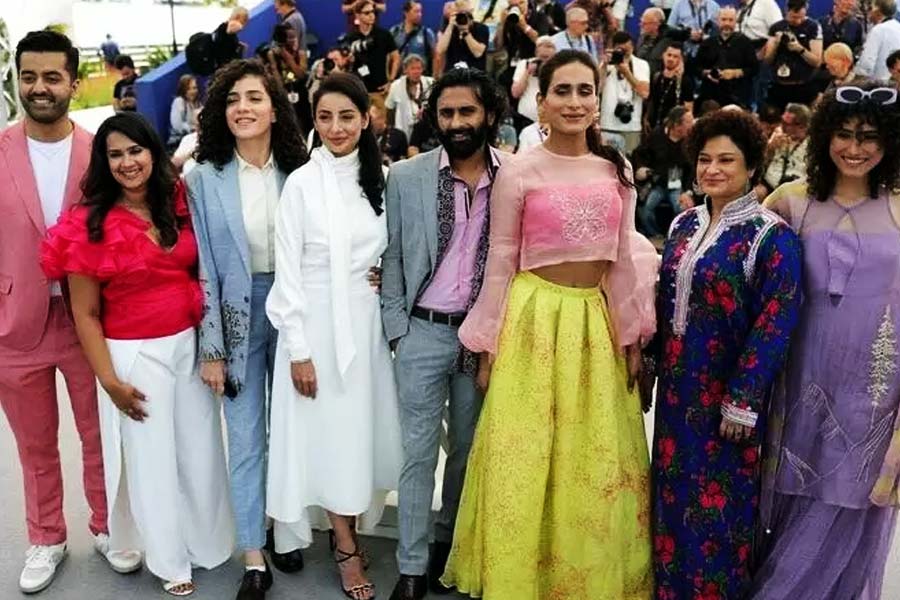 তবে ছবিটিকে নিষিদ্ধ করার পর সরকারের সমালোচনায় শামিল হয়েছেন পাকিস্তানের বহু অভিনেতা, চলচ্চিত্র বিশেষজ্ঞ। ফেসবুক-টুইটারেও পাক সরকারের বিরুদ্ধে সমালোচনা চলছে। ছবির কলাকুশলীরা এর জন্য যে পরিশ্রম করেছেন, তা যেন মাটি না করা হয়, বলছেন সমালোচকরা।