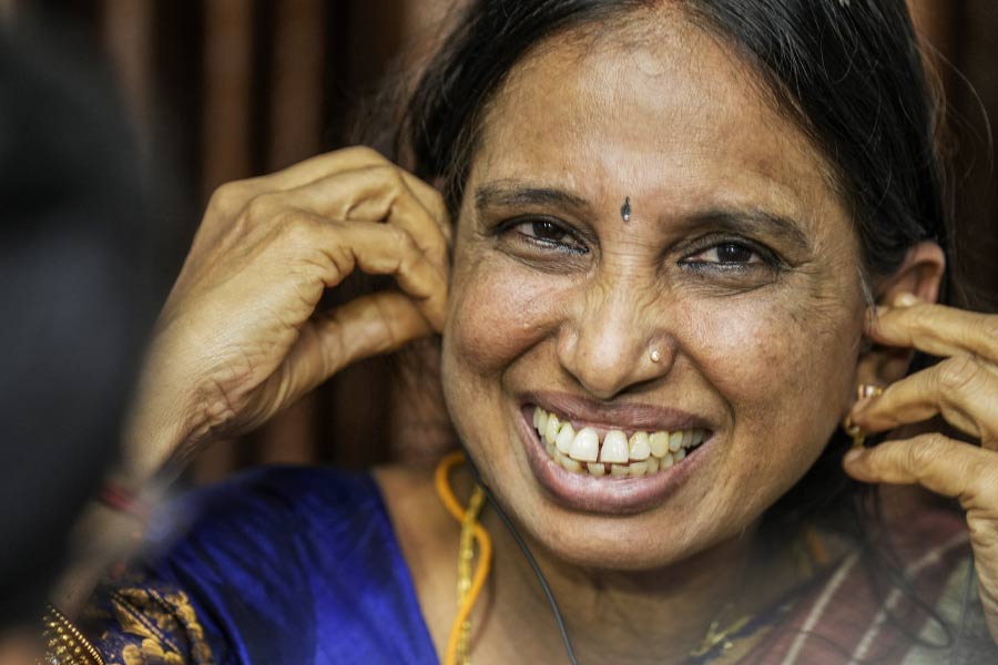 তিনি জানিয়েছেন, তাঁর মেয়ে তাঁকে ভুলেই গিয়েছে। এত বছর মাকে ছাড়া থেকেছে সে। এখন দু’জনেই প্রাপ্তবয়স্ক। তাই মেয়ের সঙ্গে মানিয়ে নিতে কিছুটা সময় লাগবে। তবে মেয়ে তাঁকে বুঝবেন, আশাবাদী নলিনী। 