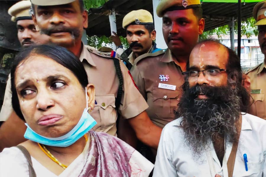 উত্তর-পূর্ব শ্রীলঙ্কায় বেড়ে ওঠা একটি তামিল জঙ্গি সংগঠন ছিল এলটিটিই। সেই দলের সদস্য ছিলেন নলিনীর স্বামী মুরুগানও। সেই সূত্রেই রাজীব হত্যাকাণ্ডের সঙ্গে নলিনীর যোগসূত্র।