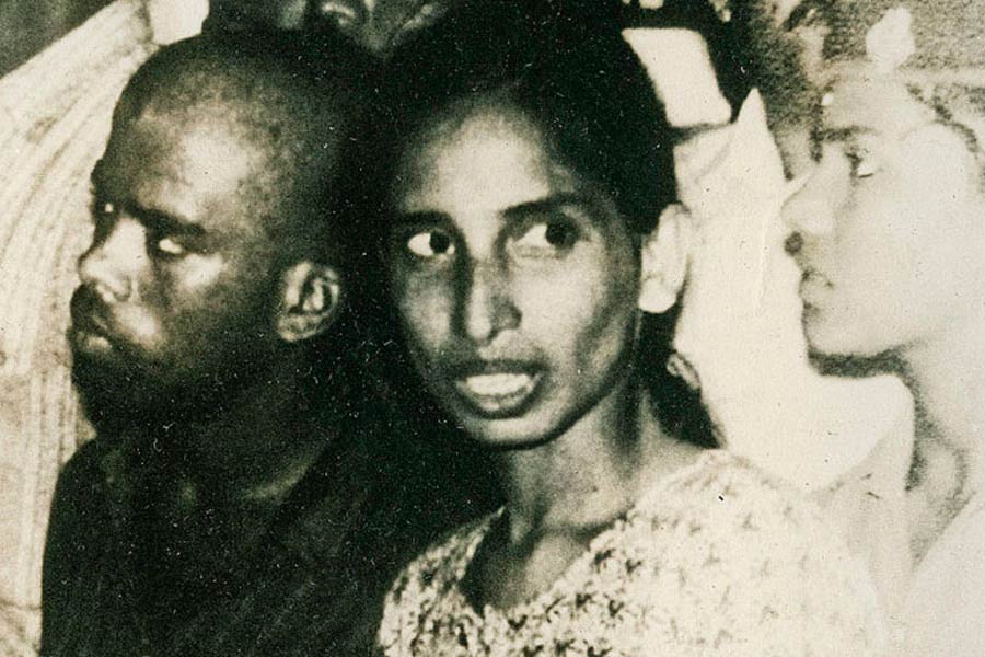 ১৯৯০ সালে ‘সানডে’ পত্রিকার  ২১ অগস্ট সংখ্যায় রাজীব গান্ধী একটা সাক্ষাৎকার দেন। সেখানে তিনি বলেন, পরবর্তী নির্বাচনের পর যদি তিনি প্রধানমন্ত্রী হন, তা হলে শ্রীলঙ্কায় আবার ভারতীয় শান্তিরক্ষী বাহিনী পাঠানো হবে। সংবাদমাধ্যমে প্রকাশ, এই সাক্ষাৎকার প্রকাশিত হওয়ার পরই এলটিটিই মরিয়া হয়ে ওঠে রাজীব গান্ধীকে হত্যা করার জন্য। 