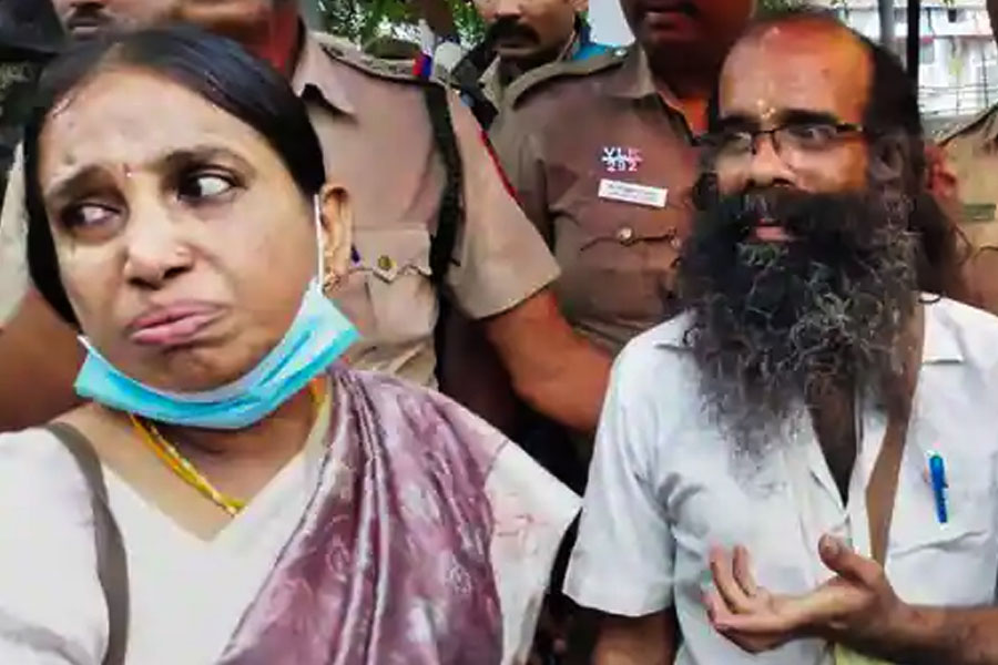 কেন রাজীবকে মারার ছক কষে এলটিটিই? শ্রীলঙ্কায় গৃহযুদ্ধ বন্ধ করার লক্ষ্যে ১৯৮৭ সাল থেকে ১৯৯০ সাল পর্যন্ত ভারতীয় শান্তিরক্ষী বাহিনীকে শ্রীলঙ্কায় মোতায়েন করা হয়। ১৯৮৭ সালে ভারত ও শ্রীলঙ্কার মধ্যে হওয়া চুক্তি অনুযায়ী শ্রীলঙ্কার তামিল জাতীয়তাবাদী বিদ্রোহী দলগুলি, বিশেষত এলটিটিইকে, নিরস্ত্র করার প্রচেষ্টা চালায় ভারতীয় সেনা। ভারতীয় সরকারের প্রকৃত উদ্দেশ্য ছিল যে, ভারতীয় শান্তিরক্ষীরা শ্রীলঙ্কায় বড় ধরনের কোনও সামরিক অভিযান চালাবে না। কিন্তু এলটিটিই যোদ্ধাদের সঙ্গে অনেকগুলো খণ্ডযুদ্ধে লিপ্ত হয়। শ্রীলঙ্কায় সেনা পাঠানোর সিদ্ধান্ত ছিল রাজীবের।