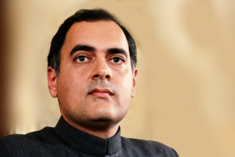 রাজীব গান্ধীকে হত্যা করেছিলেন ধানু নামের এক মহিলা। লিবারেশন টাইগার্স অফ তামিল ইলম (এলটিটিই)-র সদস্য ছিলেন তিনি। নির্বাচনী জনসভায় পুষ্পস্তবকের মধ্যে বোমা বেঁধে নিয়ে সটান প্রধানমন্ত্রীর সামনে হাজির হন তিনি। কয়েক মুহূর্তের মধ্যে তীব্র বিস্ফোরণে ছিন্নভিন্ন হয়ে যায় তাঁর দেহ। মৃত্যু হয় রাজীবেরও। শ্রীলঙ্কা থেকে নৌপথে দু’মাস আগে এলটিটিই প্রধান ভেলুপিল্লাই প্রভাকরণের নির্দেশে ভারতের মাদ্রাজ (এখনকার চেন্নাই) শহরে আসেন রাজীব গান্ধীকে হত্যা করার জন্য।