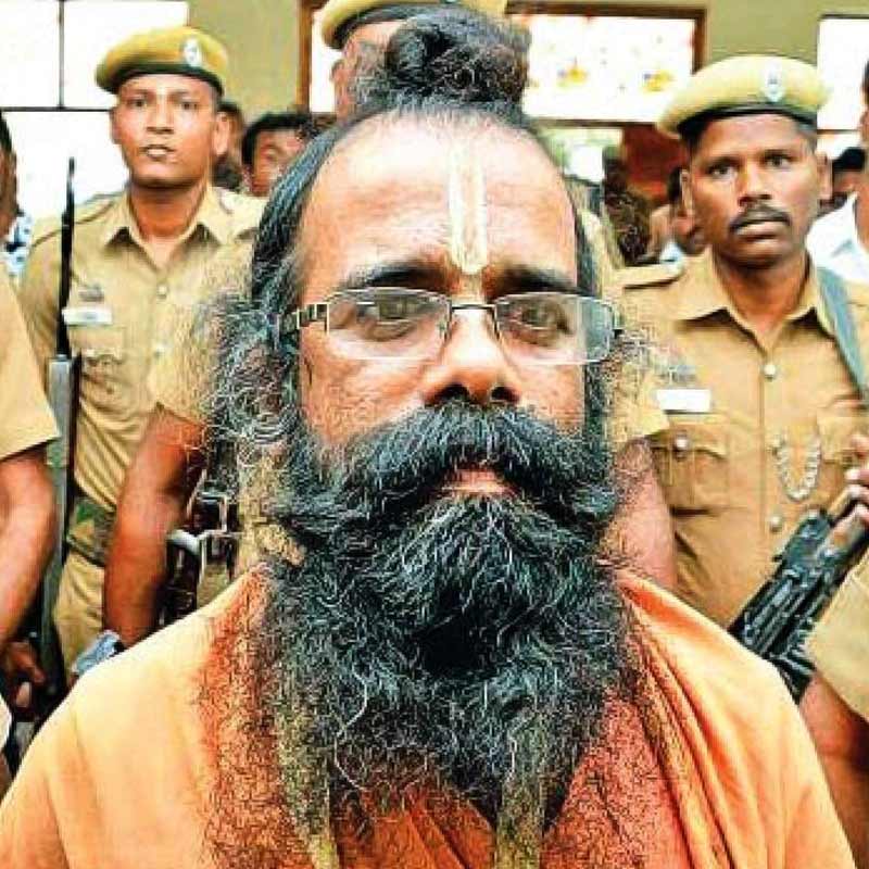 নলিনীর পরিবারের কেউ রাজনীতির সঙ্গে যুক্ত ছিলেন না। তাঁর ভাইয়ের সঙ্গে মুরুগানের বন্ধুত্ব ছিল। সেই সূত্রে নলিনীর সঙ্গে রাজীব-হত্যায় অন্যতম অভিযুক্ত মুরুগানের ঘনিষ্ঠতা তৈরি হয়।