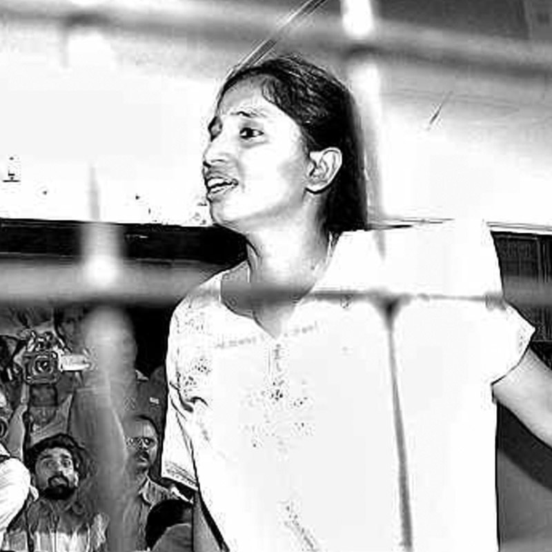 স্বামীর বন্ধুদের সঙ্গে নানা জায়গায় যেতেন নলিনী। তাঁদের নানা সময় সাহায্যও করেছেন। তাঁর কথায়, ‘‘ওঁরা যা চেয়েছিল, আমি তাতে সাহায্য করেছিলাম মাত্র। যেমন ওঁদের সঙ্গে দোকানে গিয়েছি, হোটেলে কিংবা সিনেমা হলে গিয়েছি। এ ছাড়া ওঁদের সঙ্গে আমার আর কোনও সম্পর্ক ছিল না।’’