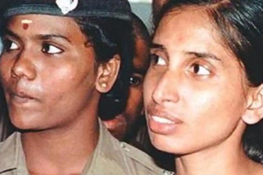 চলতি বছরের মে মাসে সুপ্রিম কোর্ট রাজীব খুনের মামলায় আর এক যাবজ্জীবন সাজাপ্রাপ্ত পেরারিভালনকে মুক্তি দিয়েছিল। তার পর নলিনী এবং রবিচন্দ্রন ওই একই যুক্তি দেখিয়ে মাদ্রাজ হাই কোর্টে মুক্তির আবেদন জানান। গত জুন মাসে মাদ্রাজ হাই কোর্ট এ বিষয়ে সুপ্রিম কোর্টে আবেদন জানাতে ‘পরামর্শ’ দেয় নলিনীদের। তার পরেই শনিবার তিন দশক জেলবন্দি নলিনীদের মুক্তি দিয়েছে শীর্ষ আদালত।