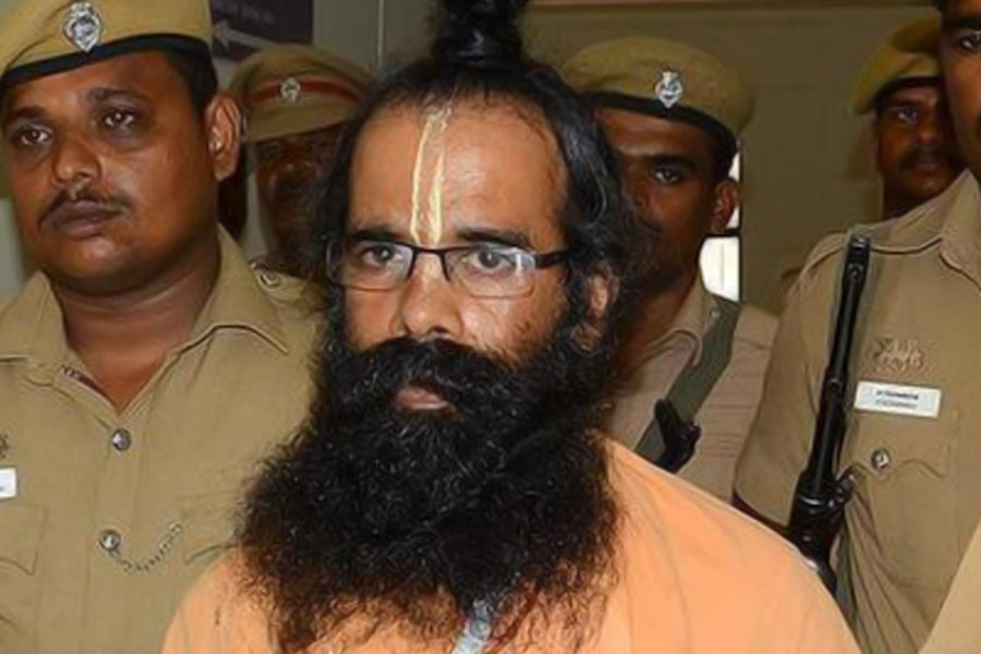 মুক্তির দাবিতে গত তিন দশকে একাধিক বার অনশন করেছেন নলিনী। বছর দু’য়েক আগে এক বার ভেলোর সংশোধনাগারে আত্মহত্যার চেষ্টাও করেছিলেন তিনি। অবশেষে মিলেছে কাঙ্ক্ষিত মুক্তি। নতুন করে জীবন শুরু করার স্বপ্ন দেখছেন এই তামিল-কন্যা।