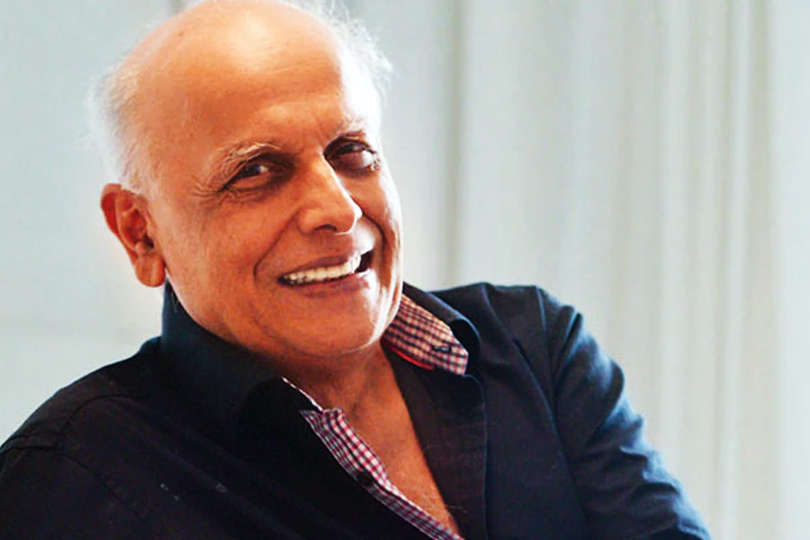 এত নামী সংস্থার এই দশায় পৌঁছনো মানে বলি ইন্ডাস্ট্রিতে বরজাতিয়া পরিবারের সম্মানহানি হওয়া। তখন সুরজ সবেমাত্র ২৪ বছরের গণ্ডি পার করেছেন। ‘সারাংশ’ ছবিতে মহেশ ভট্টের সঙ্গে পরিচালনার কাজে হাতেখড়ি করছেন তিনি।