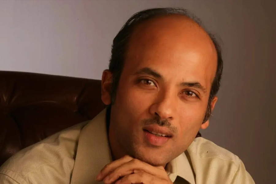 সেই বয়সেই পরিবারকে বাঁচাতে ‘রাজশ্রী প্রোডাকশনস’-এ যোগ দিলেন সুরজ । নিজে থেকে ছবির গল্প লিখতেও শুরু করেন তিনি। পরিবারের সকলে তাঁর সিদ্ধান্তে ঘাবড়ে গেলেও তাঁর ঠাকুরদা এবং বাবা সমর্থন করেছিলেন সুরজকে। ।