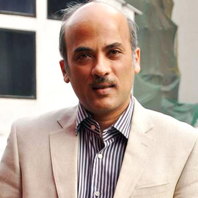 কেরিয়ারের প্রথম ছবি, তাতেই ছক্কা মেরেছিলেন পরিচালক। মুহূর্তের মধ্যেই যেন সুরজের  কাছ থেকে সকলের প্রত্যাশা তৈরি হয়ে যায়। সকলে তাঁকে পরবর্তী ছবির বিষয়ে জিজ্ঞাসা করতে থাকেন।