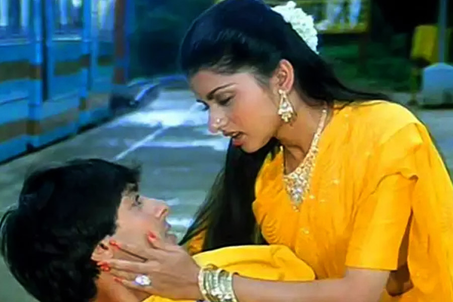 ‘ম্যায়নে প্যার কিয়া’ ছবির সাফল্যে প্রযোজনা সংস্থাকে বিক্রির হাত থেকে রক্ষা করেছিল। তাই সেই ছবির তেলুগু ডাবিংও বানানো হয়। সুরজকে তাঁর শুভাকাঙ্ক্ষীরা পরামর্শ দিয়েছিলেন, ‘নদিয়া কে পার’ ছবির গল্পের ভিত্তিতে অন্য একটি ছবি বানাতে।