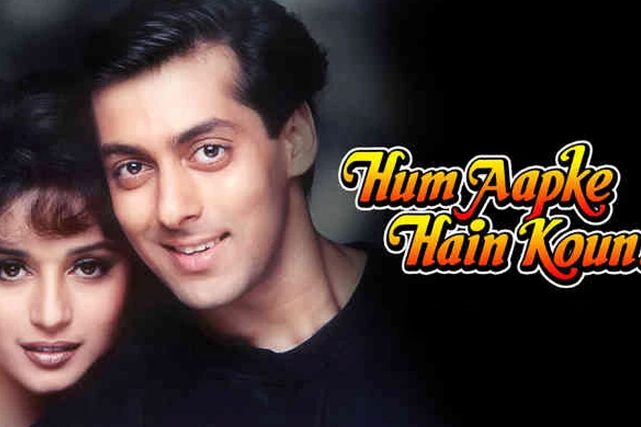 দ্বিতীয় ছবির গল্পও লিখে ফেললেন তিনি। ‘হম আপকে হ্যায় কৌন’ ছবিতে মুখ্য চরিত্রে দেখা যায় সলমন খান এবং মাধুরী দীক্ষিতকে। ছবি মুক্তি পাওয়ার প্রথম কয়েক দিন কোনও ইতিবাচক সাড়া পাননি সূর্য। পরিচালক ভাবলেন, ছবিতে গানের অতিরিক্ত ব্যবহার হয়ে গিয়েছে, তাই ছবি থেকে কয়েকটি গান বাদও দিয়েছিলেন তিনি।