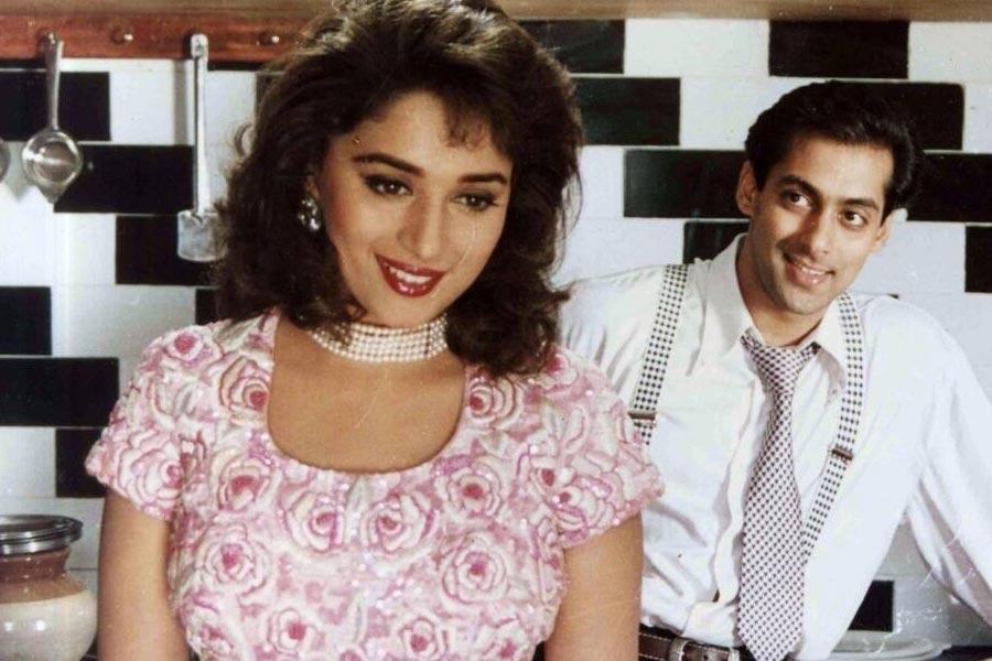 কিন্তু কয়েক দিন পর থেকেই এই ছবি দেখার জন্য প্রেক্ষাগৃহে সিনেমাপ্রেমীদের ভিড় উপচে পড়তে থাকে। টানা ২৫ সপ্তাহ ধরে এই ছবিটি প্রায় দেড়শোটিরও বেশি সিনেমাহলে চলে। চড়া দামে বিক্রি হয়েছিল এই ছবির টিকিট।