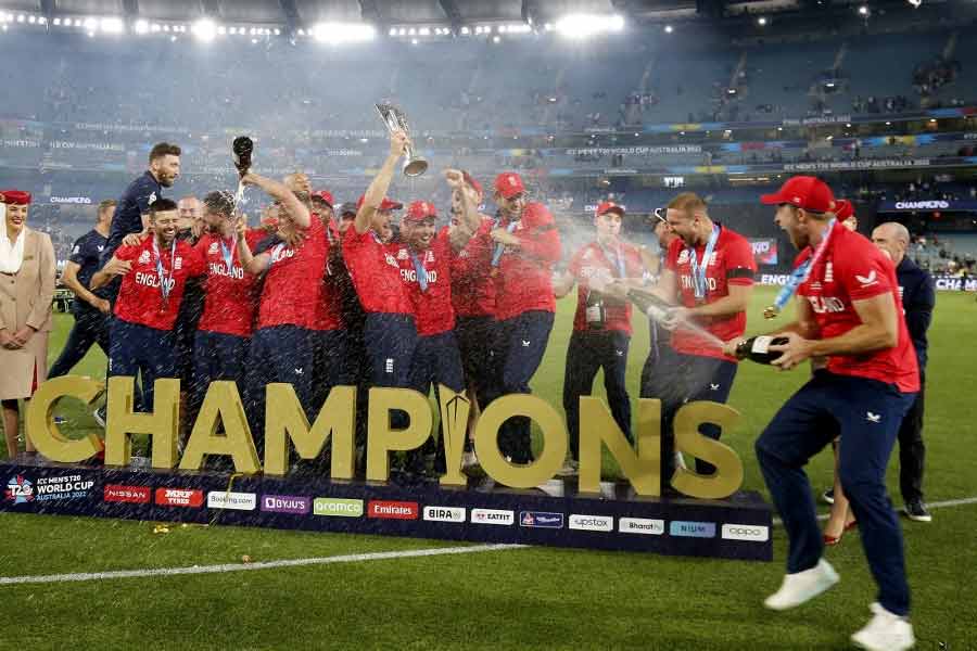 পাকিস্তানকে হারিয়ে টি২০ বিশ্বকাপ জিতে নিয়েছে ইংল্যান্ড। যে টানটান উত্তেজনার ভারত-পাকিস্তান ম্যাচ দিয়ে বিশ্বকাপ শুরু হয়েছিল, তার শেষ হয়েছে ৫ উইকেটে ব্রিটিশদের কাছে পাকিস্তানের হার দিয়ে।