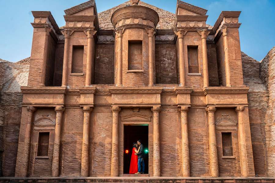 ইকো পার্ক: ইদানিং ফোটোগ্রাফারদের পছন্দের তালিকায়। হরেক রকম বাগান, বোট রাইড, ইকো আইল্যান্ড, সপ্তম আশ্চর্যের আদলে স্থাপত্য- কী নেই ইকো পার্কের ভাঁড়ারে! আলাদা আলাদা স্টাইলে ছবি তোলার জন্য একেবারে আদর্শ। বহু আলোকচিত্রীর মতে, সূর্যাস্তের সময়ে ইকো পার্কে লেকের সামনে বেশ সুন্দর ছবি আসে। 