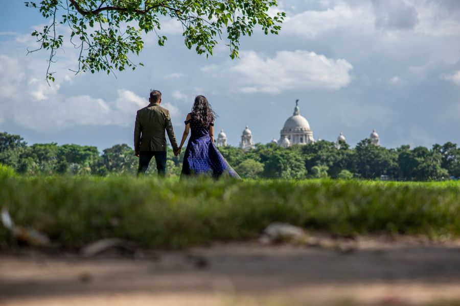 ভিক্টোরিয়া মেমোরিয়াল: কলোনিয়াল কলকাতার প্রতীক ও সবুজ গালিচার মিশেল। দুধসাদা ইমারত, নীল আকাশ আর সবুজ ঘাস সব মিলেমিশে ছবিতে এক দুর্দান্ত এফেক্ট। 