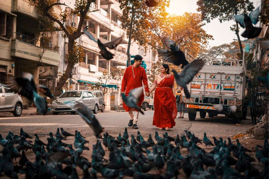 কুমোরটুলি: উত্তর কলকাতার অলিগলি, বনেদি বাড়ি আর কুমোরটুলি নিঃসন্দেহে শহরের সৌন্দর্য এবং আভিজাত্য ফুটিয়ে তোলে। তাই এখানে ছবি বা ভিডিয়ো না তুললে প্রি-ওয়েডিংয়ে একটি বিশেষ অংশ বাদ পড়ে যাওয়া। 