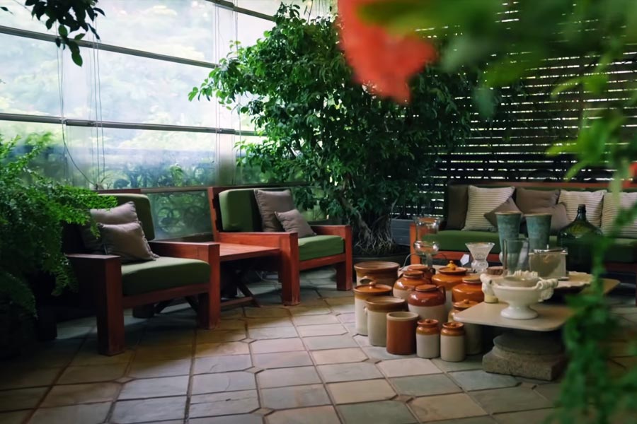 সবুজে ঘেরা বিলাসবহুল বাসভবন ঘুরিয়ে দেখালেন অনিল কপূর।