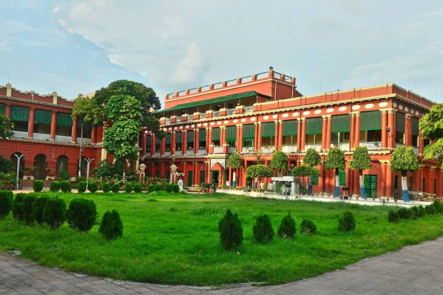 জোড়াসাঁকোর ঠাকুরবাড়ি: সাবেকি সাজে ছবি তুলতে চাইলে জোড়াসাঁকোর ঠাকুরবাড়ির দালান, স্থাপত্য এবং গালিচা একেবারে যথাযথ। রবি ঠাকুরের বাড়ি বলে কথা! এক অন্য অনুভূতিও থাকবে বৈকি!  