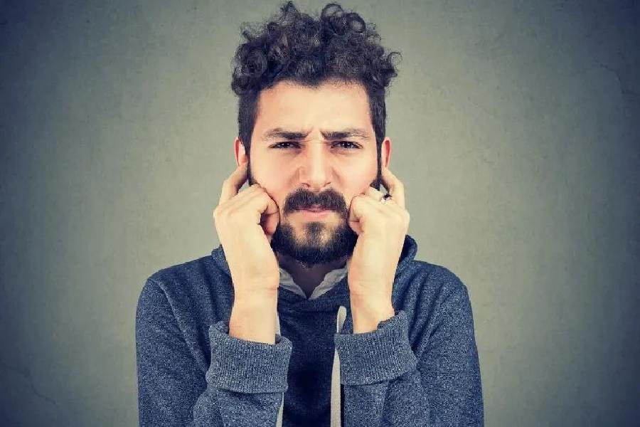 সহকর্মী বন্ধু হয়ে উঠেছে মানেই ব্যক্তিগত জীবন তাঁর সামনে মেলে না ধরাই শ্রেয়।