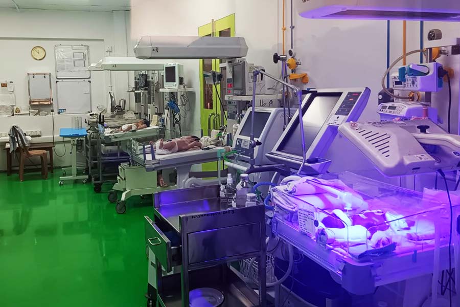 নানা অত্যাধুনিক যন্ত্রপাতি দ্বারা চিকিৎসার সুবিধা আছে।