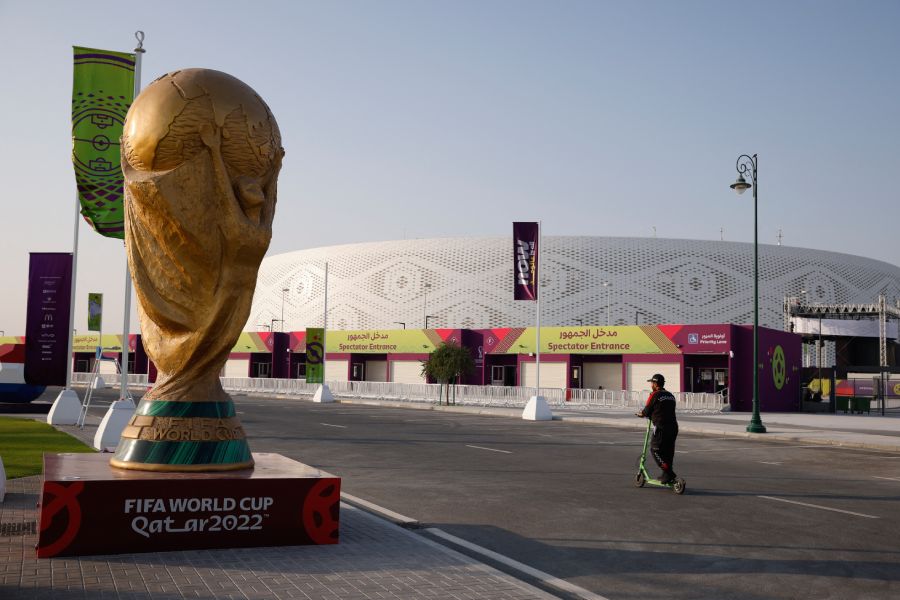 কাতারের দু’টি প্রান্তের দু’টি স্টেডিয়ামের সর্বোচ্চ দূরত্ব ৫৫ কিমি। ফলে কোনও দর্শক একই দিনে একাধিক ম্যাচ দেখতে চাইলে তাঁর কোনও সমস্যা হবে না। মেট্রো, ট্রাম, বাস একাধিক বিকল্প থাকবে হাতের কাছে।