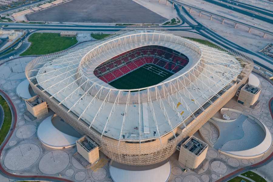 আহমেদ বিন আলি স্টেডিয়াম: দর্শকাসন ৪০ হাজার। সাতটি ম্যাচ হবে এখানে। প্রথমে এটির নাম ছিল আল-রায়ান স্টেডিয়াম। পরে নাম বদল হয়। কাতারের সংস্কৃতির আদলে তৈরি করা হয়েছে এই স্টেডিয়াম।