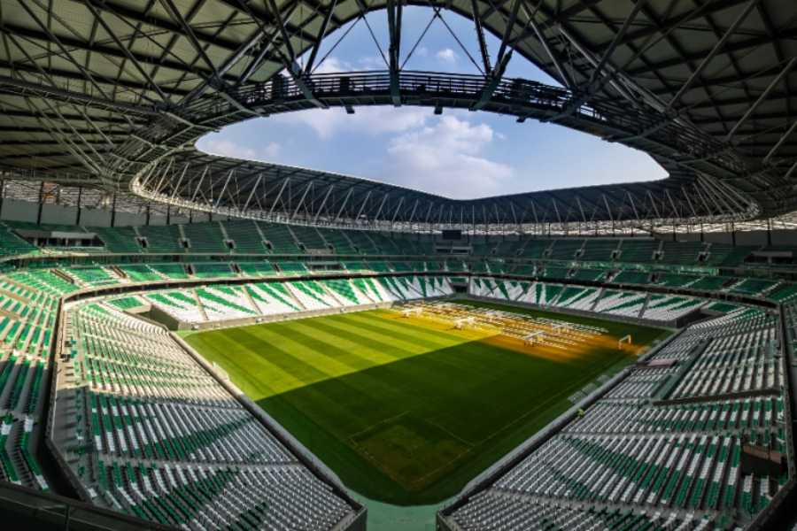 এই স্টেডিয়াম দেখতে হিরের মতো। তাই নাম দেওয়া হয়েছে ‘মরুভূমির হিরে’। সকালে রোদ পড়লে স্টেডিয়ামটি চকচক করবে। রাতে আলোকসজ্জার ব্যবস্থা থাকছে। গত বছর ফিফার ক্লাব বিশ্বকাপের ফাইনাল হয়েছিল এখানে।