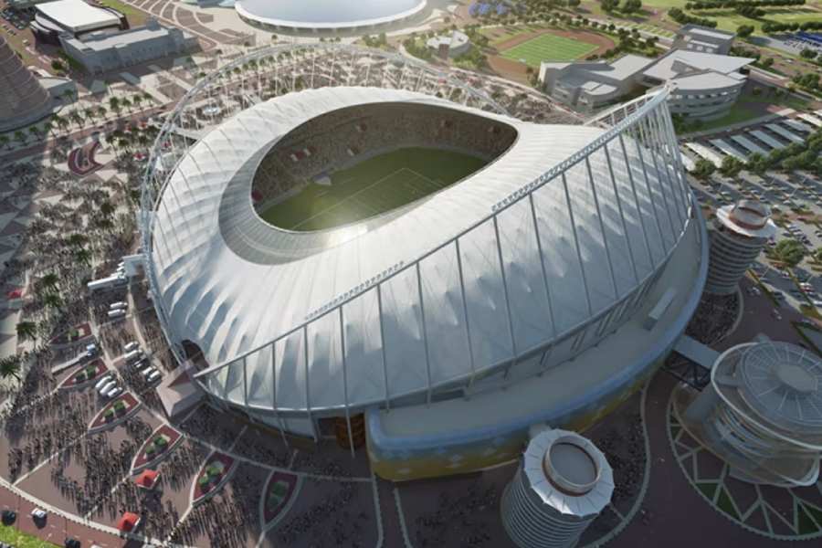 খলিফা আন্তর্জাতিক স্টেডিয়াম: দর্শকাসন ৪৫,৪১৬। আটটি ম্যাচ হবে এখানে। এটিই একমাত্র স্টেডিয়াম, যেটি কাতারকে বিশ্বকাপ আয়োজনের দায়িত্ব দেওয়ার আগেই উদ্বোধন করে ফেলা হয়। এটি ১৯৭৬ সালে তৈরি হয়। এটি দেশের পুরুষ ফুটবল দলের স্টেডিয়াম।