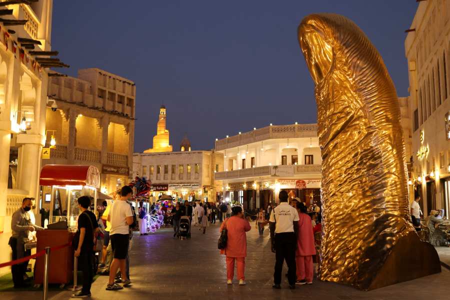 আর এক সপ্তাহও বাকি নেই। কাতারে শুরু হতে চলেছে ফুটবল বিশ্বকাপ। মোট আটটি স্টেডিয়ামে হবে খেলা। যে দেশে ফুটবলের সে রকম কোনও পরিকাঠামোই ছিল না, তারাই হাজার হাজার কোটি টাকা খরচ করে একের পর এক চোখধাঁধানো স্টেডিয়াম বানিয়ে দিয়েছে।