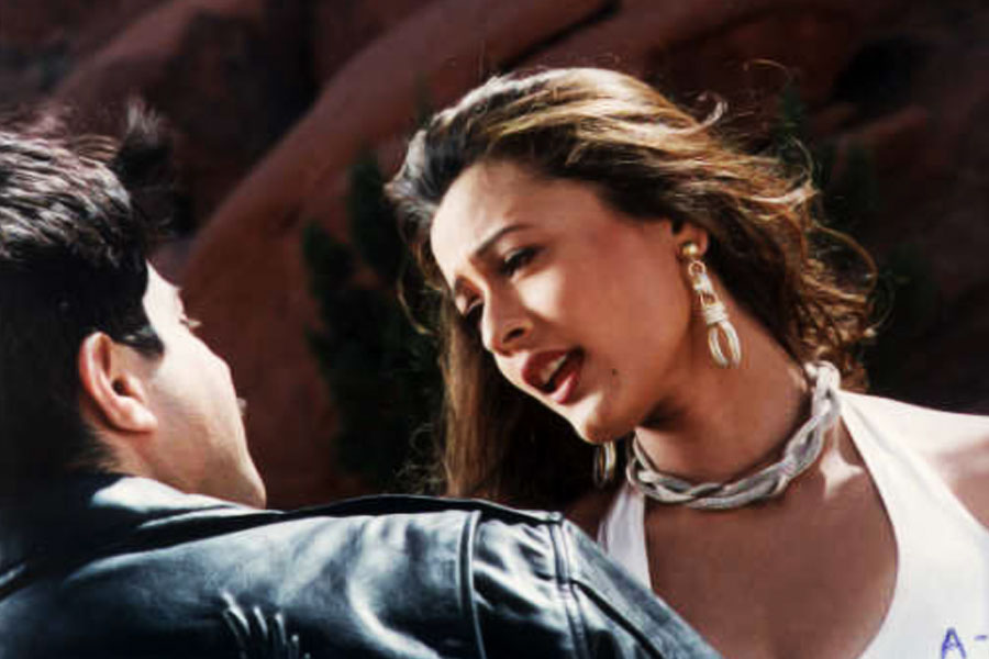 ‘পুকার’ ছবির কথা মনে পড়ে? ২০০০ সালে রাজকুমার সন্তোষীর পরিচালনায় মুক্তি পেয়েছিল এই ছবিটি। অনিল কপূর, মাধুরী দীক্ষিতের সঙ্গে এই ছবিতে অভিনয় করে দর্শকের মনে জায়গা করে নিয়েছিলেন নম্রতা শিরোদকর।