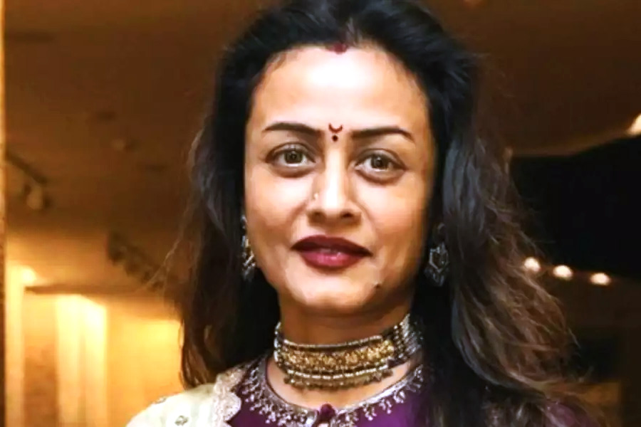 ১৯৭২ সালে মহারাষ্ট্রের গোয়ানিজ় পরিবারে জন্ম নম্রতার। তাঁর ঠাকুরমা মীনাক্ষী শিরোদকর অভিনয়ের সঙ্গে যুক্ত ছিলেন। ১৯৩৮ সালে মুক্তিপ্রাপ্ত ‘ব্রহ্মচারী’ নামের একটি মরাঠি ছবিতে অভিনয় করেছিলেন মীনাক্ষী। 