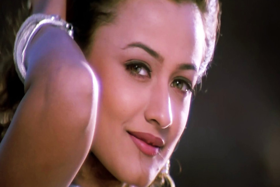 কিন্তু নম্রতা চাইতেন আকাশে পাড়ি দিতে। তাঁর স্বপ্ন ছিল বিমানসেবিকা হওয়ার। তার জন্য পরীক্ষাও দিয়েছিলেন তিনি। পরীক্ষায় পাশের খবর বাড়িতে জানালে তাঁর মা এই পেশায় কাজ করতে মানা করেন নম্রতাকে।