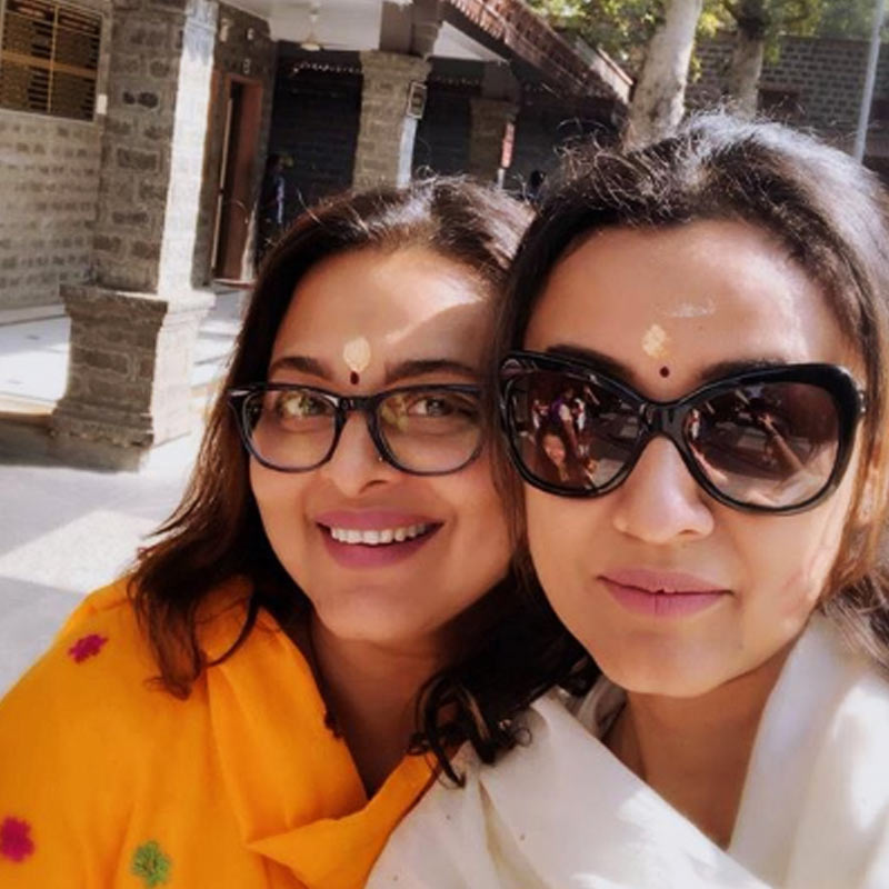 অবিলম্বে দুই বোনের পোর্টফোলিয়ো শুট করা হয়। শিল্পা অভিনয় করবেন বলে অডিশন দিতে শুরু করেন। নম্রতার পোর্টফোলিয়ো তৈরি করা হয় মডেল হিসাবে।