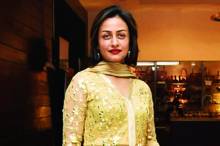  যখন নম্রতা তাঁর কেরিয়ারে নাম করছেন, সেই সময় দীপক শেট্টি নামের এক রেস্তরাঁর মালিকের সঙ্গে সম্পর্কে জড়ান তিনি।