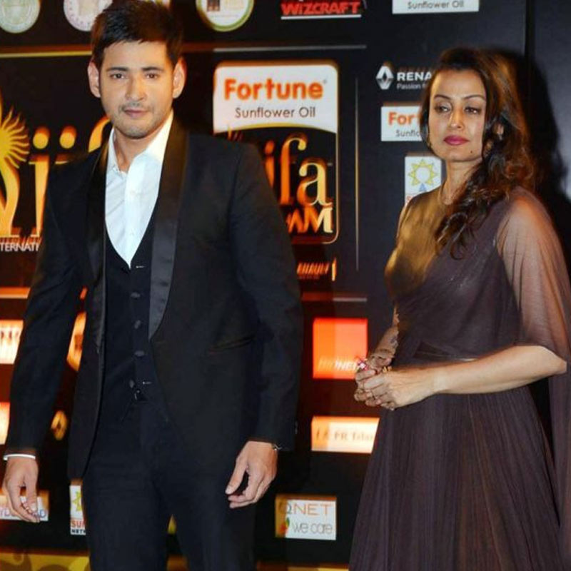 মহেশের চেয়ে চার বছরের বড় ছিলেন নম্রতা। এই নিয়ে অনেকে কটু কথা বলতে পারেন ভেবেও কাউকে সম্পর্কের কথা জানাতে চাননি মহেশ।