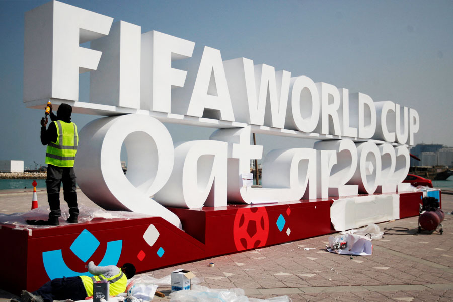 কাতারের প্রশাসন সাফ জানিয়ে দিয়েছেন, বেশ কিছু জিনিসপত্রও নিয়ে কাতারে প্রবেশ করতে পারবেন না বিশ্বকাপ দর্শকেরা। তালিকায় রয়েছে কী কী?
