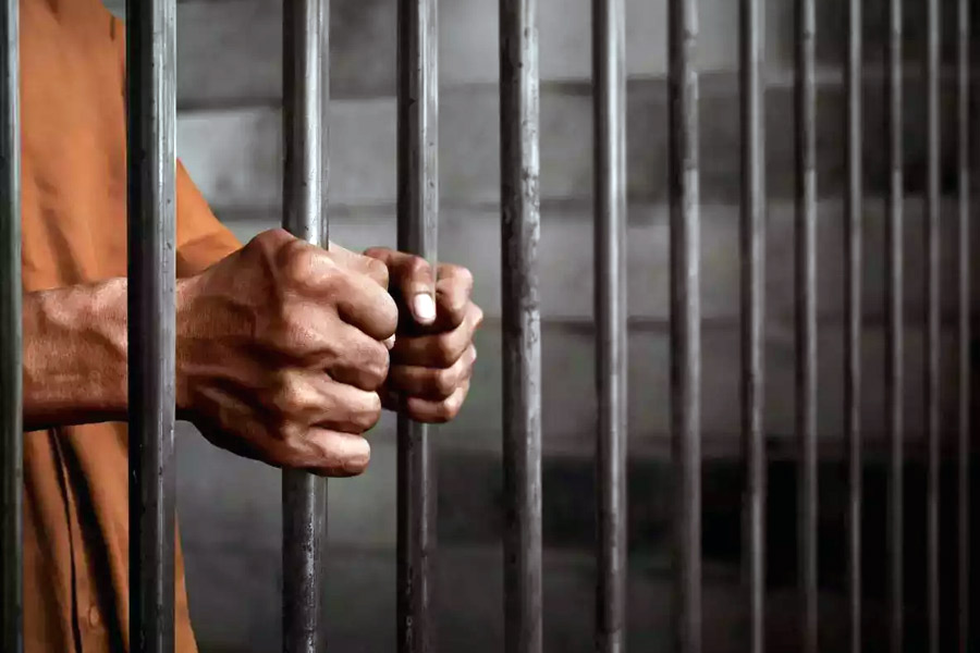 বিমানবন্দরে জিনিসপত্র তল্লাশি করার সময় প্রেসক্রিপশন ছাড়া কোনও ওষুধ পাওয়া গেলেও হাজতবাস করতে হতে পারে আগত ব্যক্তিদের। 