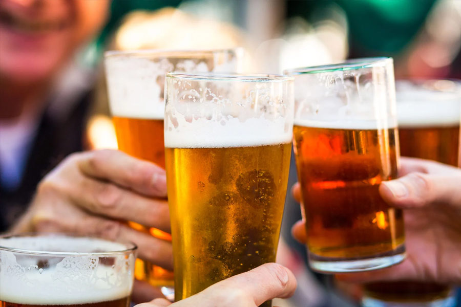 কাতারে নির্দিষ্ট কিছু হোটেল এবং সমুদ্রের ধারে একটি কিছু জায়গা ছাড়া মদ্যপানে নিষেধাজ্ঞা জারি রয়েছে। তাই এই বিষয়টিও বিশ্বকাপ দেখতে আসা দর্শকদের নজরে রাখতে বলা হয়েছে। ওই সময় কাতারে বিক্রি হওয়া মদের দাম বাড়ানো হতে পারে বলেও সূত্রের খবর।