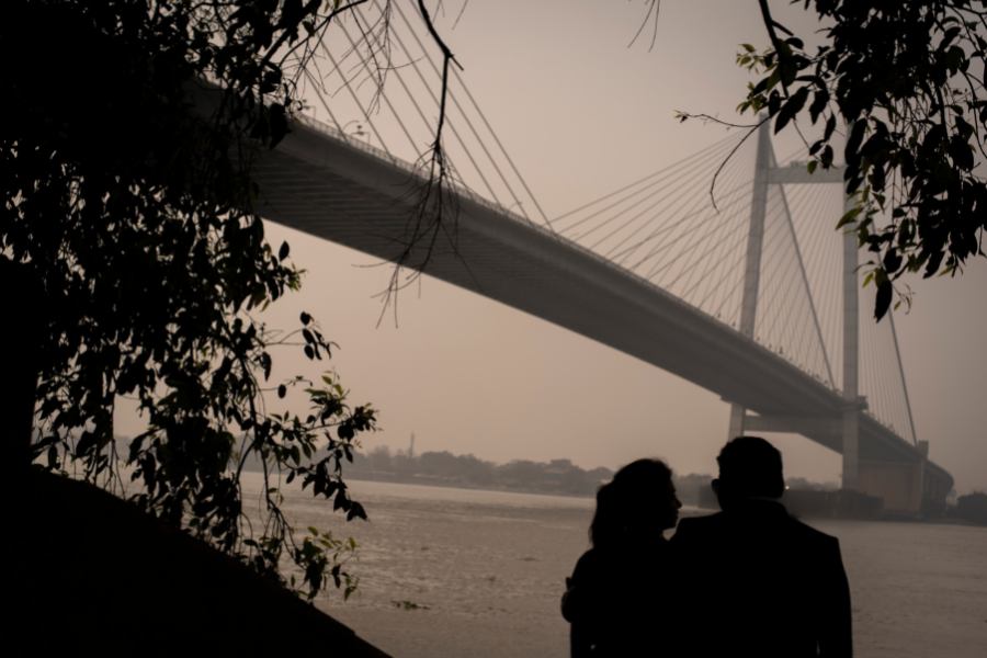 প্রিন্সেপ ঘাট: গঙ্গা, রেললাইন, হুগলি ব্রিজ- সব মিলিয়ে এক মায়াময় পরিবেশ প্রিন্সেপ ঘাটের। ভোরের হুগলি ব্রিজ হোক অথবা সূর্যাস্তের লালচে আলো মাখা দুধসাদা থামের সামনে ছবি- দুইয়েরই এক অন্য সৌন্দর্য। 