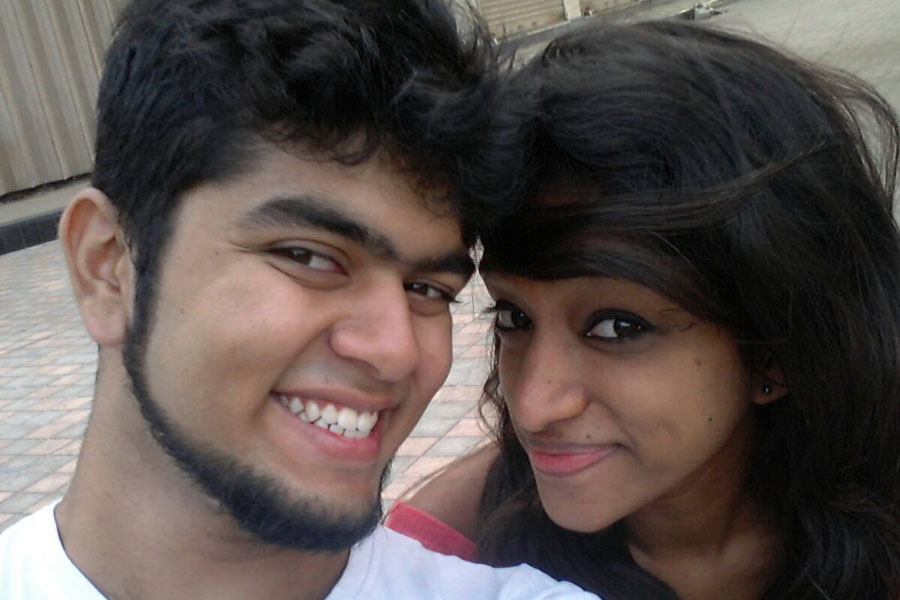 কেন শ্রদ্ধাকে খুন? পুলিশের প্রশ্নের মুখে আফতাব জানিয়েছেন, শ্রদ্ধা তাঁকে বিয়ের জন্য চাপ দিচ্ছিলেন। কিন্তু তিনি আদতে লিভ ইন সম্পর্কেই থাকতে চাইতেন। এই নিয়ে তাঁদের মধ্যে ঝগড়াঝাঁটি লেগেই থাকত। তার জেরেই খুন করেছেন তিনি।