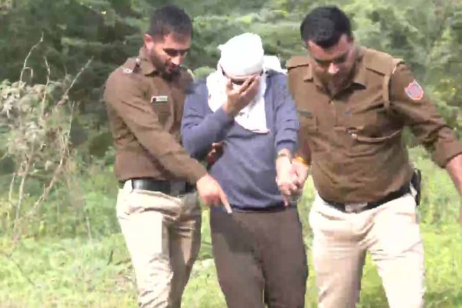 দক্ষিণ দিল্লির অতিরিক্ত ডিসিপি-১ অঙ্কিত চৌহান বলেছেন, মুম্বইতে একটি ‘ডেটিং অ্যাপের’ মাধ্যমে পরিচয় হয়েছিল শ্রদ্ধা এবং আফতাবের। তাঁরা তিন বছর ধরে একত্রবাস করছিলেন এবং দিল্লিতে চলে গিয়েছিলেন। দিল্লিতে চলে যাওয়ার পর পরই, আফতাবকে বিয়ের কথা বলতে থাকেন শ্রদ্ধা। এই নিয়ে দু’জনের মধ্যে প্রায়ই ঝগড়া হত এবং তা নিয়ন্ত্রণের বাইরে চলে যেত। এর পর ১৮ মে আফতাব নিজের মেজাজ হারিয়ে শ্রদ্ধাকে শ্বাসরোধ করে খুন করেন।