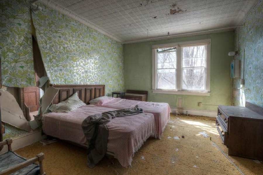 মেঝেয় পড়ে রয়েছে এঁটো প্লেট। দেওয়াল ফাটা। কোথাও আবার গর্ত। চারদিকে দুর্গন্ধ। বিছানায় বেডশিটে লেগে রয়েছে রক্তের দাগ। হোটেলের ঘরের দরজা খুলে এই ভয়ঙ্কর দৃশ্য দেখে হাত-পা কাঁপছিল এক মহিলার। এটা হোটেল না কোনও ভূতুড়ে আস্তানা! মনে মনে এই প্রশ্নই করছিলেন তিনি। 