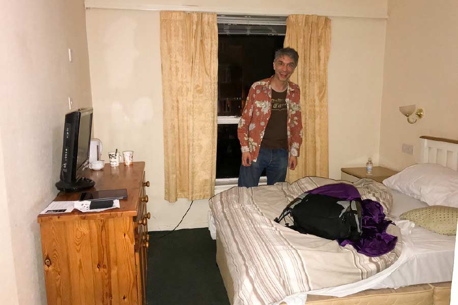 শুধু ওই মহিলাই নন। ওই হোটেলে ঘর নিয়ে যিনিই থাকতে গিয়েছেন, তাঁরই অদ্ভুত অভিজ্ঞতা হয়েছে। হোটেলের ঘরের দরজা খোলার পর অনেকেই আতঙ্কে সিঁটিয়েছেন। হোটেলের ঘরময় যেন আবর্জনার স্তূপ। 