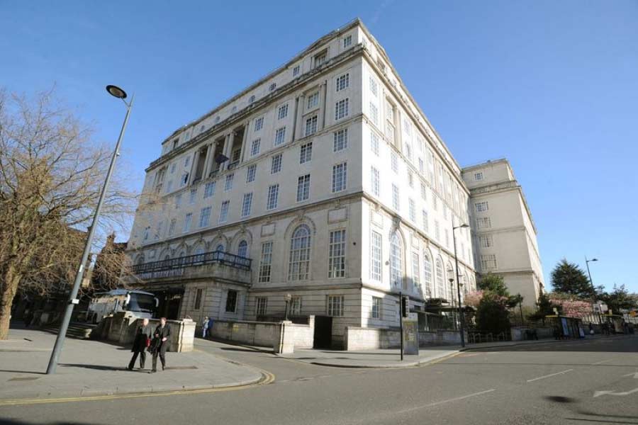 হোটেলের ঘরে আলমারি পড়ে গিয়ে এক অতিথির মৃত্যুও হয়েছে। আবার ওই হোটেলে অন্য এক পর্যটক এক সময় জখম হয়েছিলেন। কেউ কেউ দাবি করেছেন, হোটেলের ঘরে ঢোকার পরই অন্য রকম কিছু অনুভব করেছেন তাঁরা। 