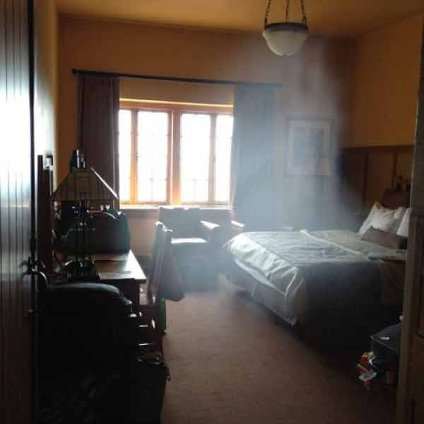 সংবাদ সংস্থা সূত্রে খবর, প্রায় সাড়ে ৪ হাজার হোটেলকে নিয়ে সমীক্ষা চালানো হয়েছিল। হোটেল কতটা পরিচ্ছন্ন, আরামদায়ক, খরচ কেমন— এ সব নিয়ে সমীক্ষা চালানো হয়েছিল। সেখানেই ওই হোটেলের অব্যবস্থার ছবি প্রকাশ্যে এসেছে। 