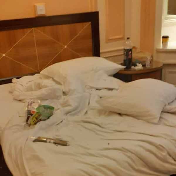 ওই মহিলার কথায়, ‘‘হোটেলের ঘরের দরজা খোলামাত্রই কেমন একটা লেগেছিল। দরজা খুলে দেখলাম মেঝেয় বাক্স পড়ে রয়েছে। ঘরের কোণায় খড় রাখা। খরগোশের বিষ্ঠা পড়েছিল। খালি বোতলও দেখতে পেয়েছি।’’