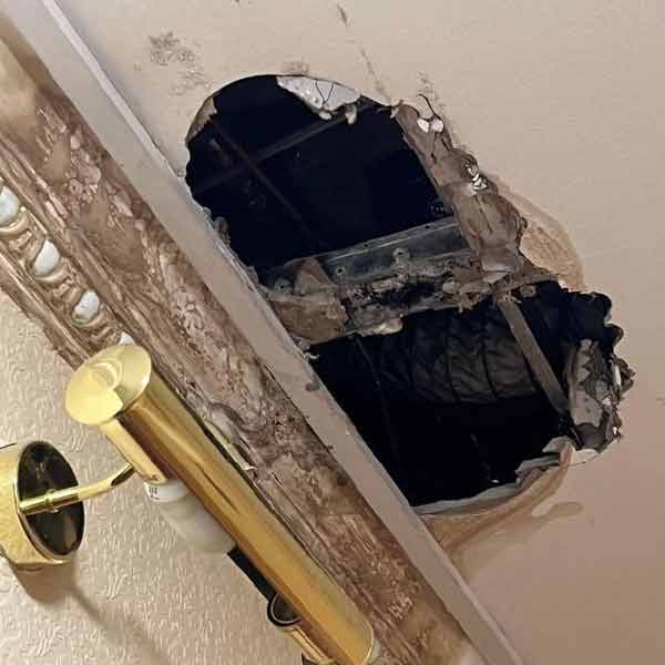 এক বন্ধুর সঙ্গে হোটেলের ঘরে পার্টি করার পরিকল্পনা ছিল এক যুবকের। কিন্তু রাতে হোটেলের ঘরে ঢুকে স্তম্ভিত হয়ে গিয়েছিলেন তিনি। অপরিচ্ছন্ন ঘর দেখে হোটেল ছেড়ে বেরিয়ে গিয়েছিলেন ওই যুবক।