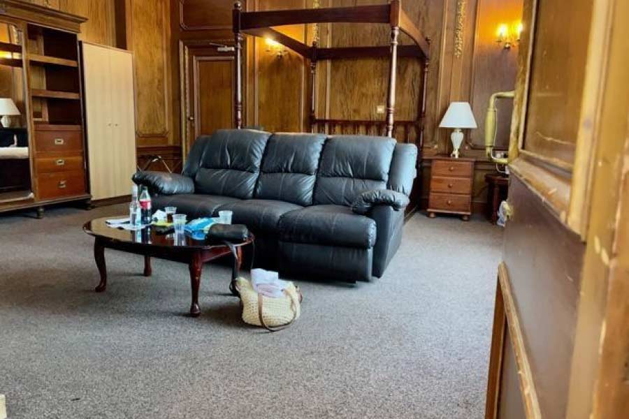 তাঁর কথায়, ‘‘হোটেলের ঘরগুলি পরিষ্কার করা হয়নি। এমনকি, হোটেলের কর্মীদেরও দেখতে পাইনি। শুধু মাত্র রিসেপশনে এক জনকে দেখেছিলাম।’’