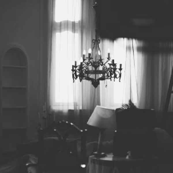 হোটেলের ঘরে এক যুবকের মৃত্যুর ঘটনার তদন্ত চলছে। আলমারি পড়ে গিয়ে কী ভাবে মৃত্যু হল ওই যুবকের, তা নিয়ে ধোঁয়াশা রয়েছে। আবার অন্য একটি ঘটনায় এক যুবকের চোট পাওয়ার ঘটনাও রহস্য বাড়িয়েছে। 